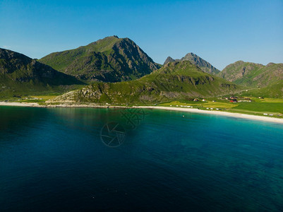 瓦斯特戈伊岛海岸乌塔克列夫位置海景与风岸高山和沙滩挪威北洛福滕群岛欧洲图片