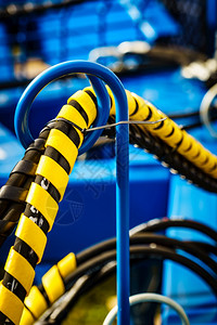 黑色和黄螺旋护罩中液压连接软管机械工业细节螺旋环中液压连接软管图片