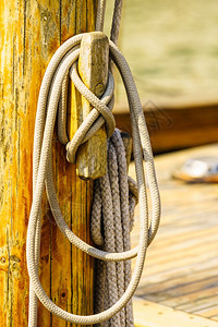 船帆甲板上有许多棕色绳子图片