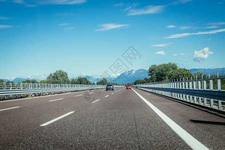 夏日高速公路旅行图片