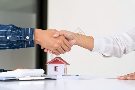 提供房钥匙的地产代理商客户签署协议的财产供出售买卖和房屋图片