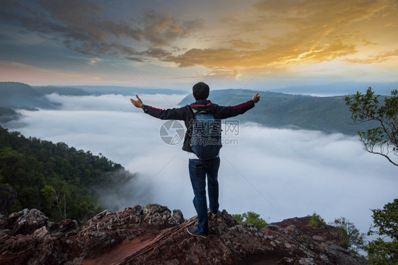 山上背包人谷岩石hikerHikerManwatchovermortymorninglevel到明晨的阳光亮清晨Manmisty图片
