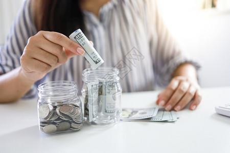 金融妇女手工硬币货钞票商业增长现金钞票美元图片
