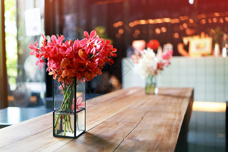 花瓶里的粉站在咖啡馆的桌子上做背景介绍图片