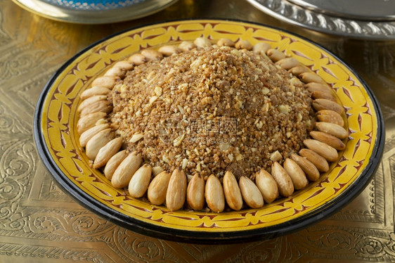 与摩洛哥传统自制小卖家的Dish配上烤杏仁的装饰图片
