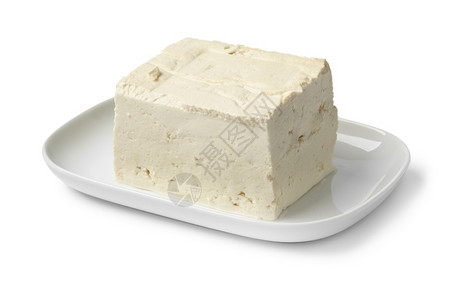 白碗里新鲜的丝豆腐关闭在白色背景的隔离处图片
