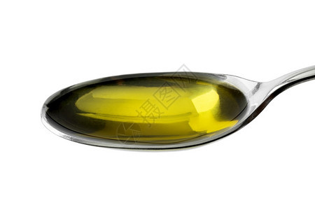 含橄榄油的金属勺子关闭图片