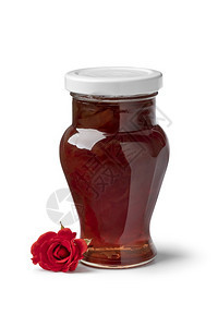 白色背景的玫瑰花瓣果酱玻璃罐图片