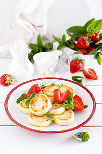 芝士煎饼薄或有新鲜草莓和酸奶的复尼基饼薄煎或图片