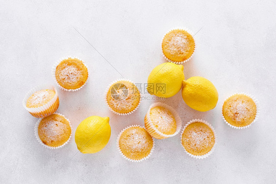 含糖粉的柠檬松饼图片