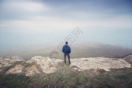 山雾中的人寻找无穷概念场景图片
