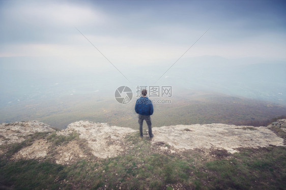 山雾中的人寻找无穷概念场景图片