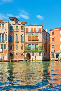 在意大利阳光明媚的夏日意大利威尼斯运河上图片