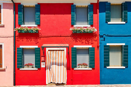 在威尼斯的布拉诺有生动色彩的房子窗边有鲜花意大利建筑图片