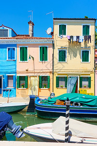 意大利威尼斯布拉诺岛运河的船和多彩房屋意大利城市风景图片
