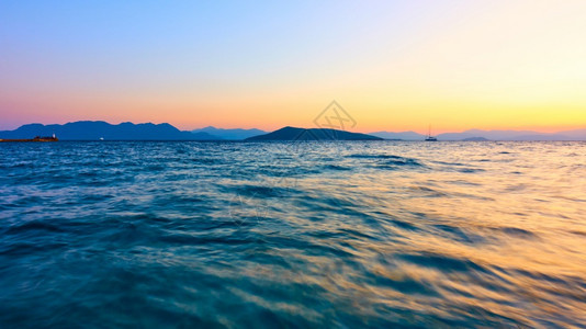 希腊日落时海水的全景希腊日落海景长宽的勘探水因运动而模糊图片