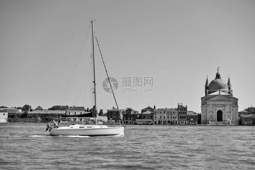 游艇和意大利朱德卡岛的威尼斯黑色和白风景图片