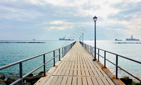 塞浦路斯利马索尔海边长步行码头的视角风景图片