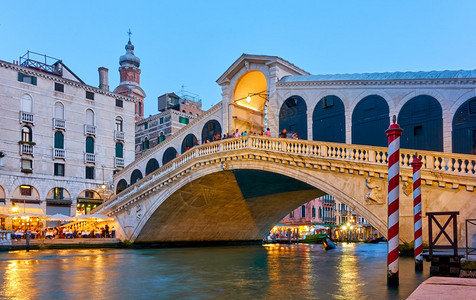 位于意大利威尼斯的里亚尔托桥和大运河图片