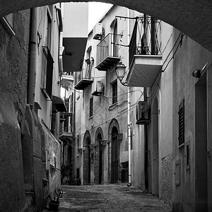 城市小巷意大利西里Cefalu镇的Gateway和旧街道背景