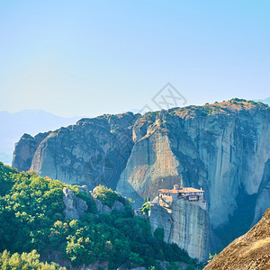 希腊的梅特罗拉岩石与萨努尼姑悬崖上的希腊风景图片