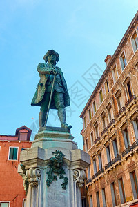 纪念意大利剧作家和威尼斯CampoSanBartolomeo的解放者CarloGoldoni纪念碑图片