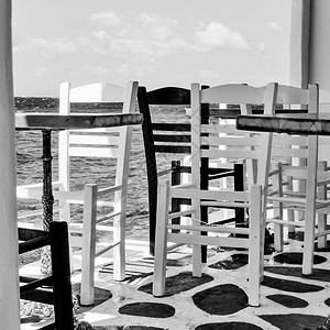 海边灯塔黑白海边咖啡厅露台的桌子和椅希腊MykonosMykonos黑白摄影背景