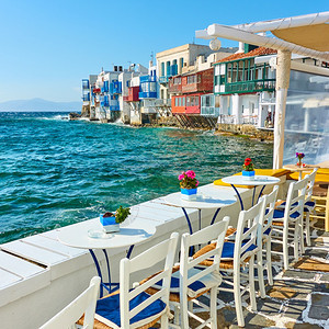 希腊米科诺斯岛海边著名房屋附近的露天咖啡馆图片