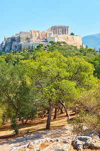 希腊雅典Nymmphs山丘上的Acropolis和公用园图片