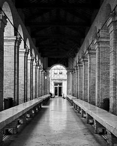 意大利里米尼的旧鱼市场对称和视角黑白建筑摄影图片