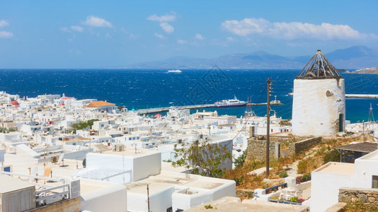 希腊旧港的Mykonos镇全景图片