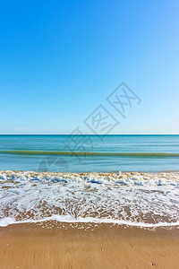 在海边有冲浪和无云的蓝天空湾海边可用作背景背景图片