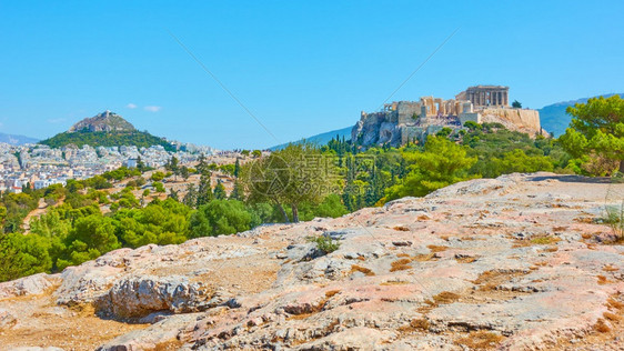 希腊尼姆斐斯山的雅典市全景与利卡贝图斯山和亚克罗波利斯山图片