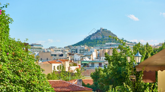 希腊雅典Plaka区和Lycabettus山丘的屋顶全景城市风图片