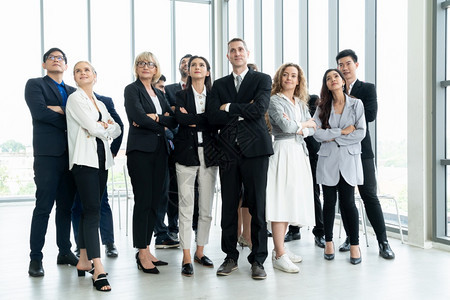 一个由商人和女组成的团队在现代办公室表达了强有力的集体团队协作精神图片
