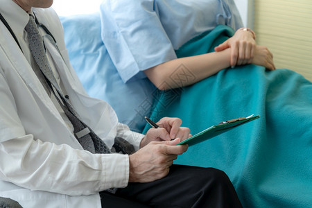 医院或诊所专业统一检查病人的医生保健疗和生工作人员服务概念图片