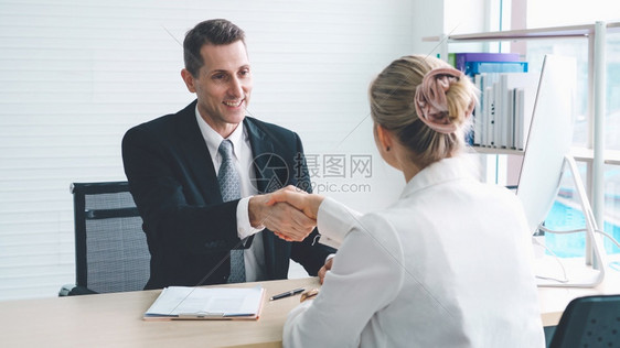 在公司办室面试时求职者和经理在面试会议上握手图片