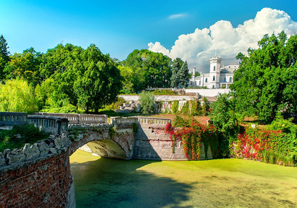 令人惊叹的绿公园沙罗夫斯基城堡建筑的美丽景色图片