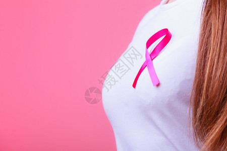 保健医药和乳腺癌认识概念关闭妇女胸前的粉色章丝带以支持乳腺癌的原因关闭妇女胸前的粉色丝带以支持乳腺癌的原因图片