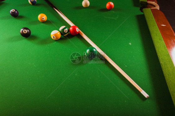 Billiard球和杆粘在绿色桌上池球游戏史努克和坚持在台桌上图片