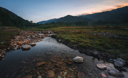 具有山地和森林背景的淡水流自然景观图片