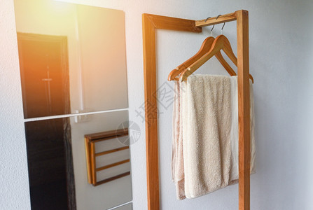 毛巾挂在浴室木衣架上图片