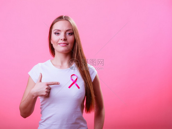 乳房上的粉色妇女癌症丝带保健医药和乳腺癌认识概念工作室浅红色背景胸口上的粉色妇女癌症丝带胸口上的粉色妇女癌症丝带图片
