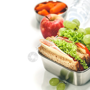 午餐盒装有随时可以去上班或学的食品健康餐准备集装箱配有三明治水果蔬菜和一瓶水图片