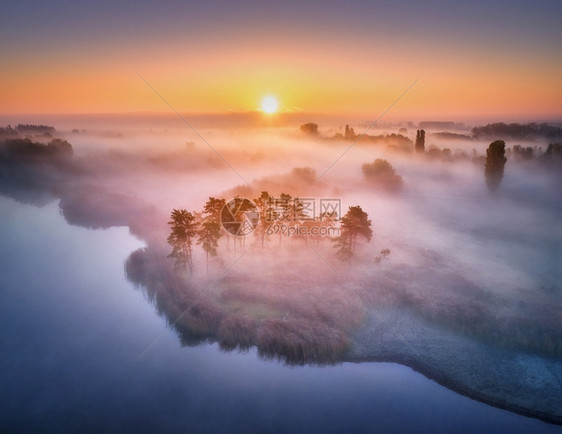 河流上的晨雾图片