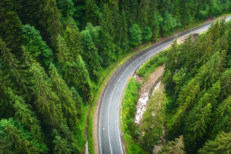 卡帕提亚山脉公路的空中美景图片