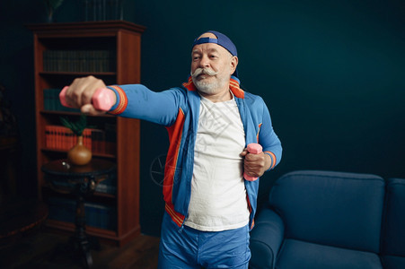 穿制服的老年运动员在家打参加室内健身培训老年康生活方式的成年男子图片