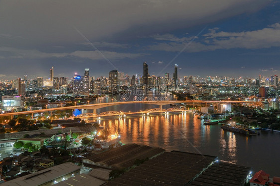 Taksin桥与ChaoPhraya河的空中景象曼谷市心泰国金融区和智能城市的商业中心夜幕天桥和高楼大图片