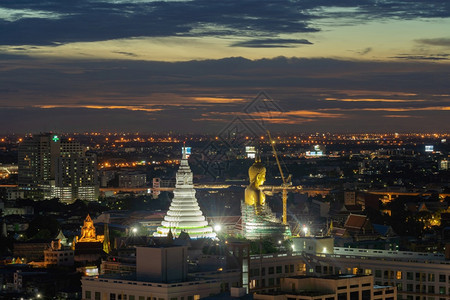 曼谷法西查罗安区WatPaknamPhasiChanoenTemple的巨金佛图片