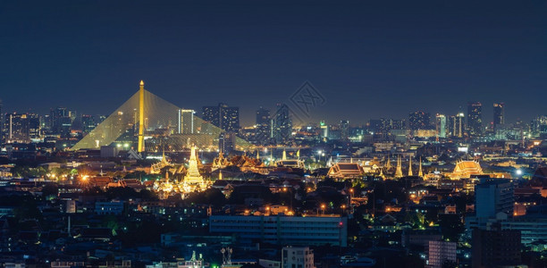 位于拉塔纳科辛岛马8号大桥和黎明寺或WatArun的建筑物空中景象城市老曼谷天线泰国市区晚上图片